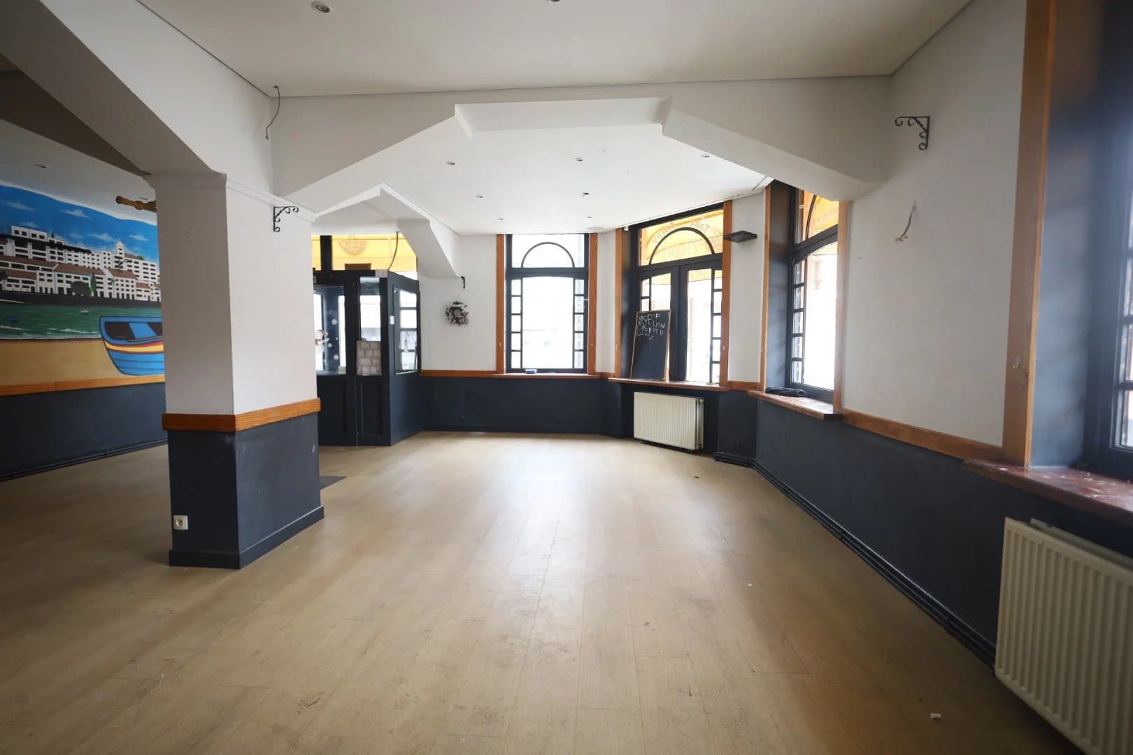 Restaurant / commerce en coin de rue (8)