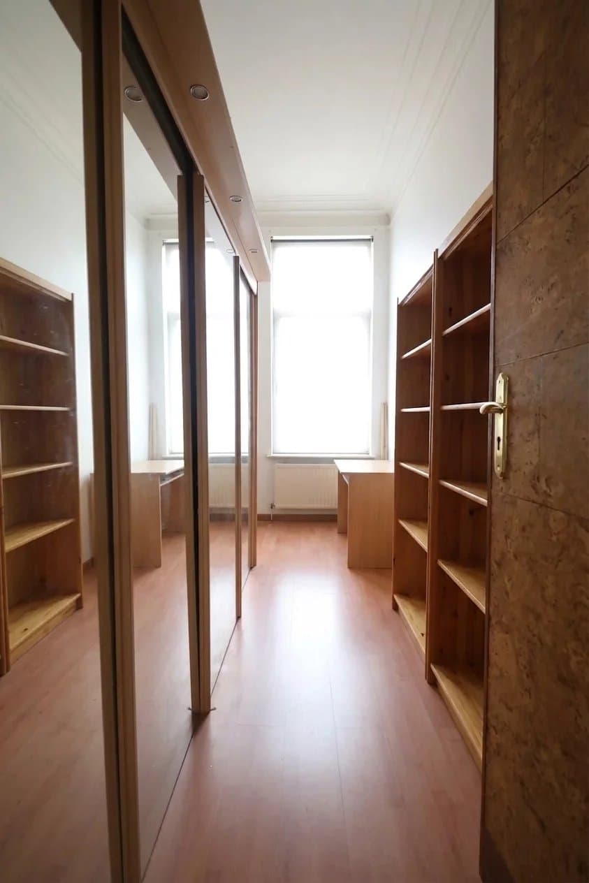Maison de maître de 293 m² | 7 chambres | Jardin de 98 m² | Place du Miroir (25)