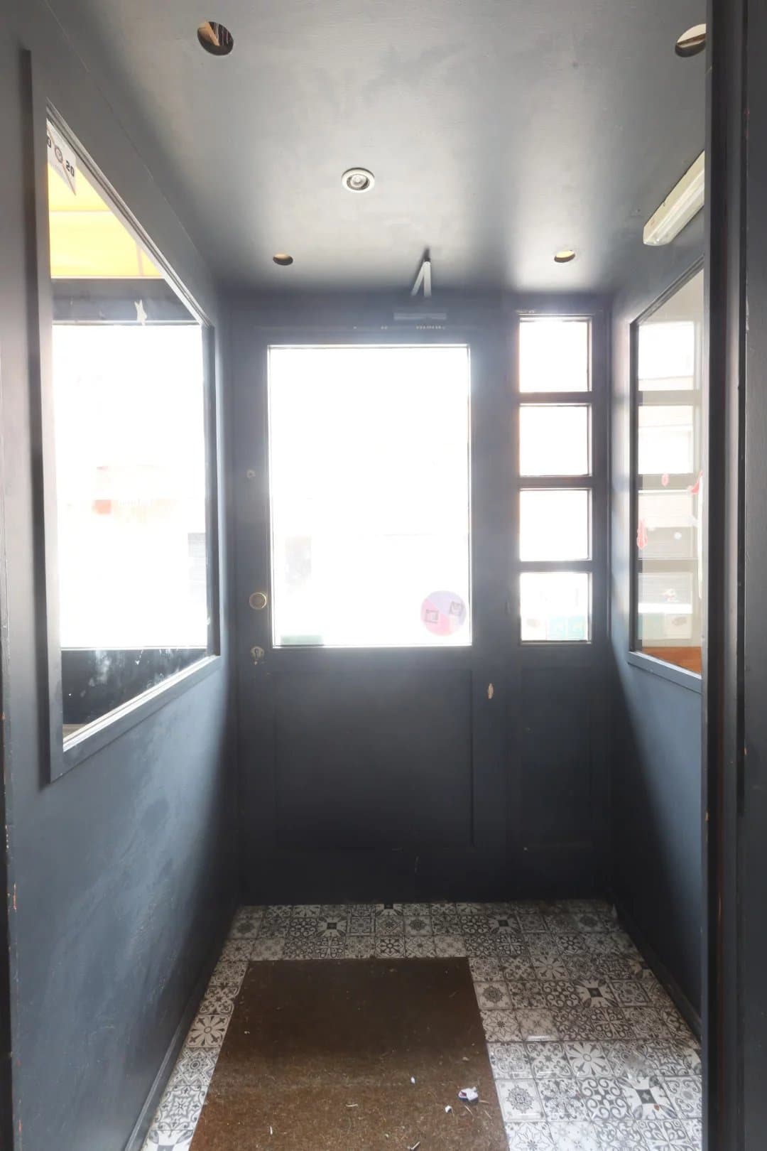 Restaurant / commerce en coin de rue (21)