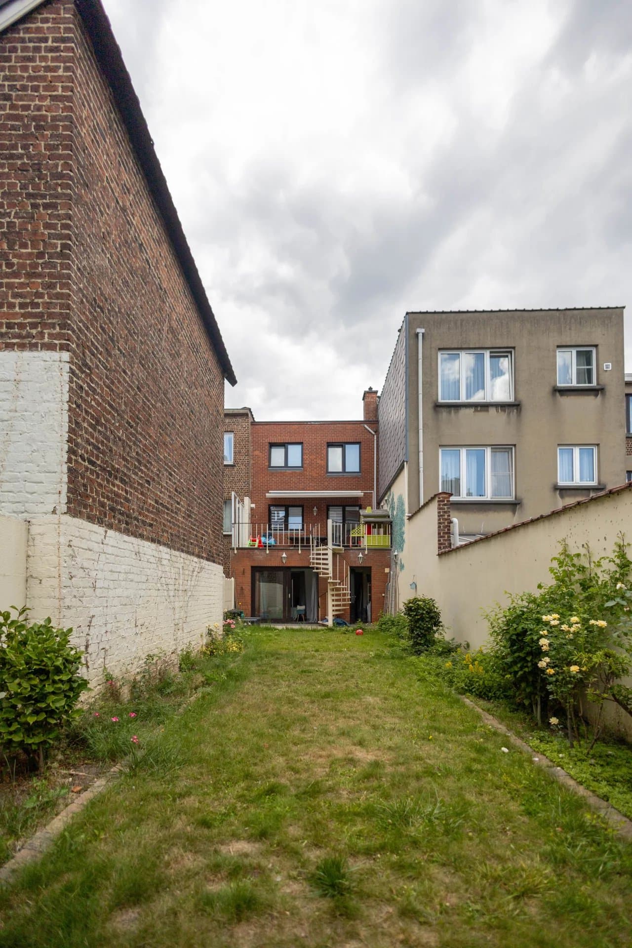 Maison bel-étage avec jardin (17)