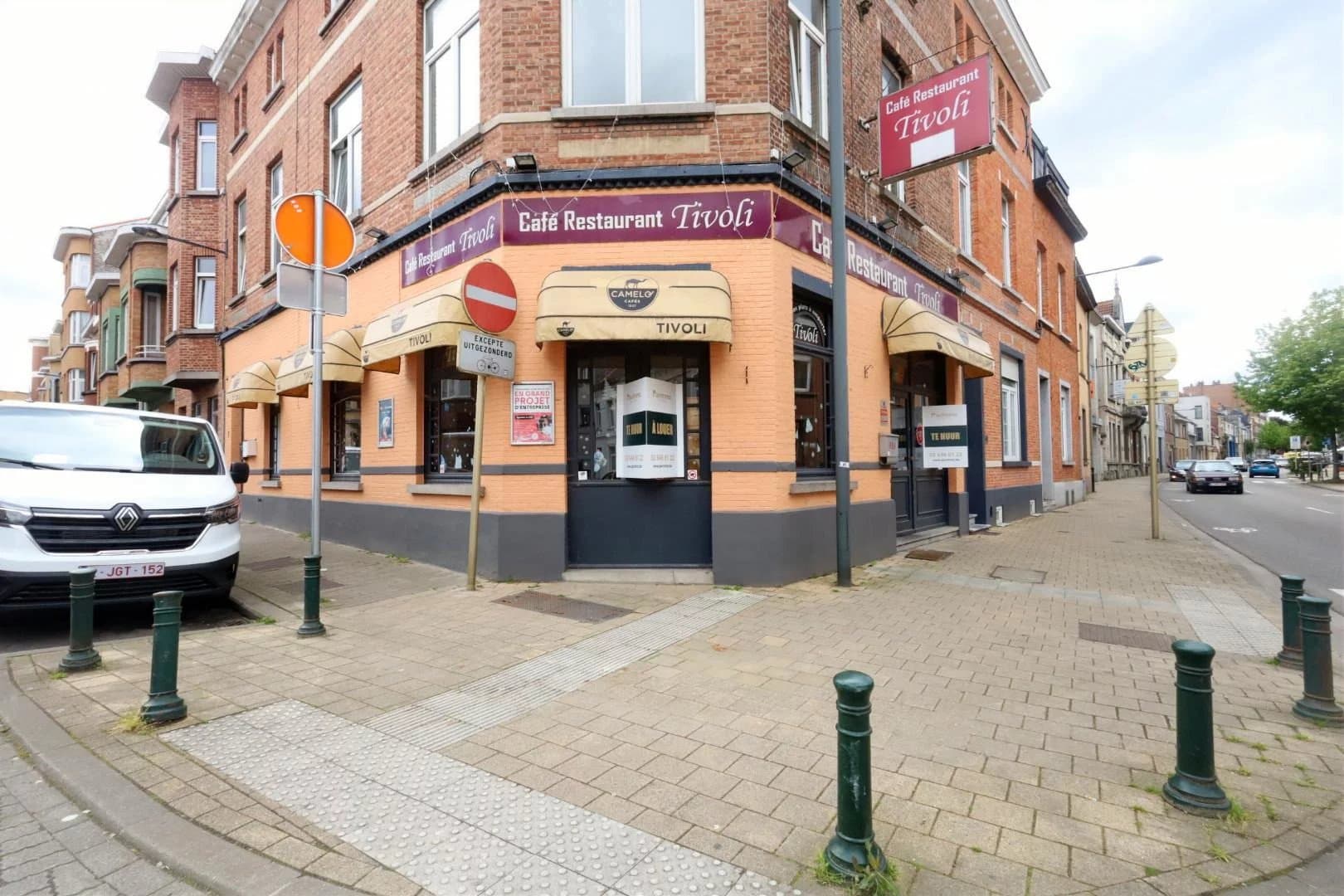 Restaurant / commerce en coin de rue (1)