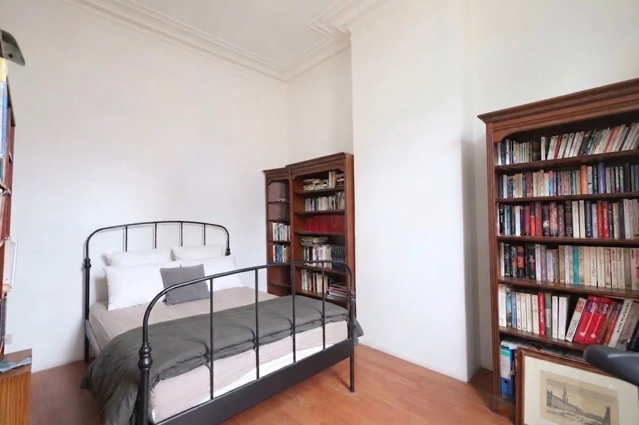 Maison de maître de 293 m² | 7 chambres | Jardin de 98 m² | Place du Miroir (18)