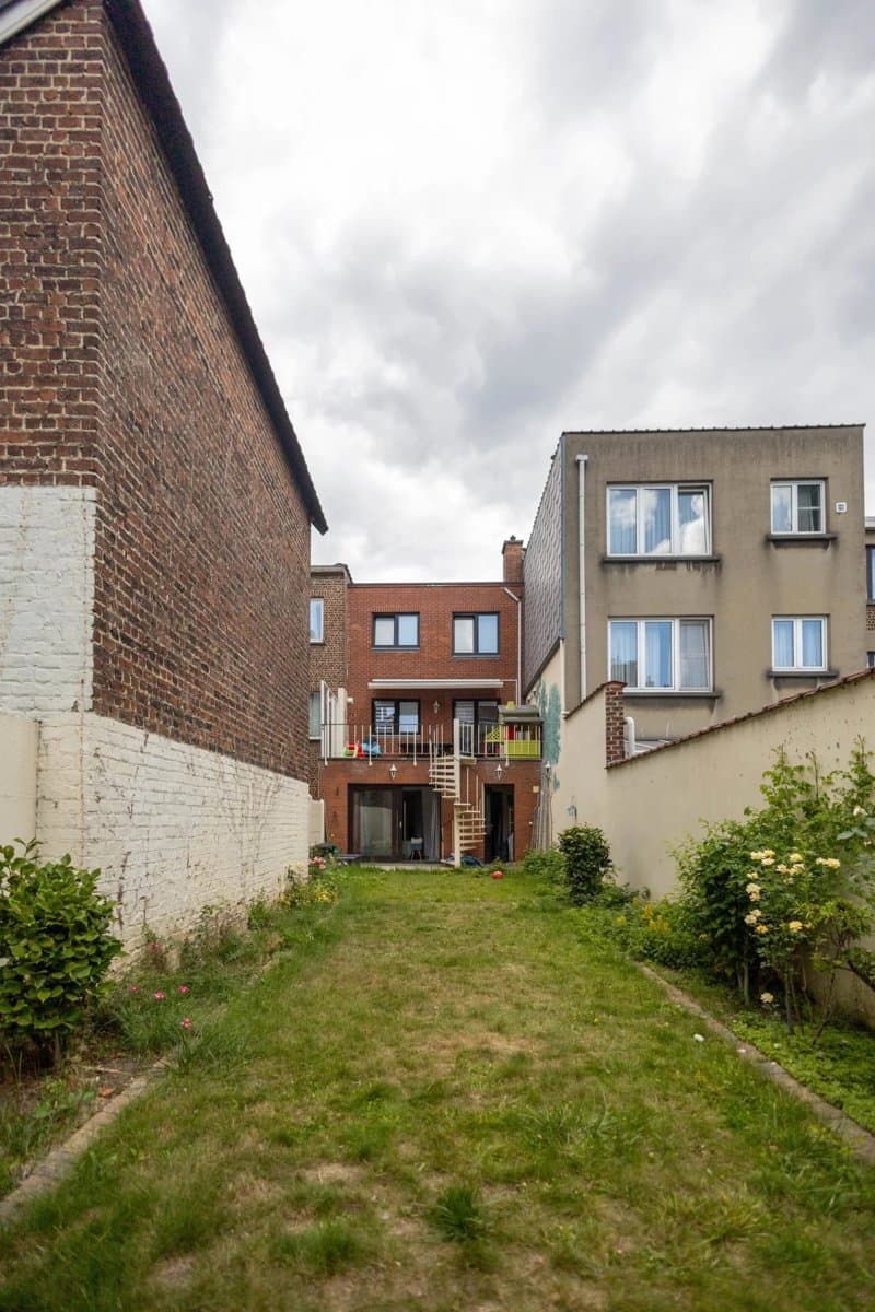 Maison bel-étage avec jardin (17)