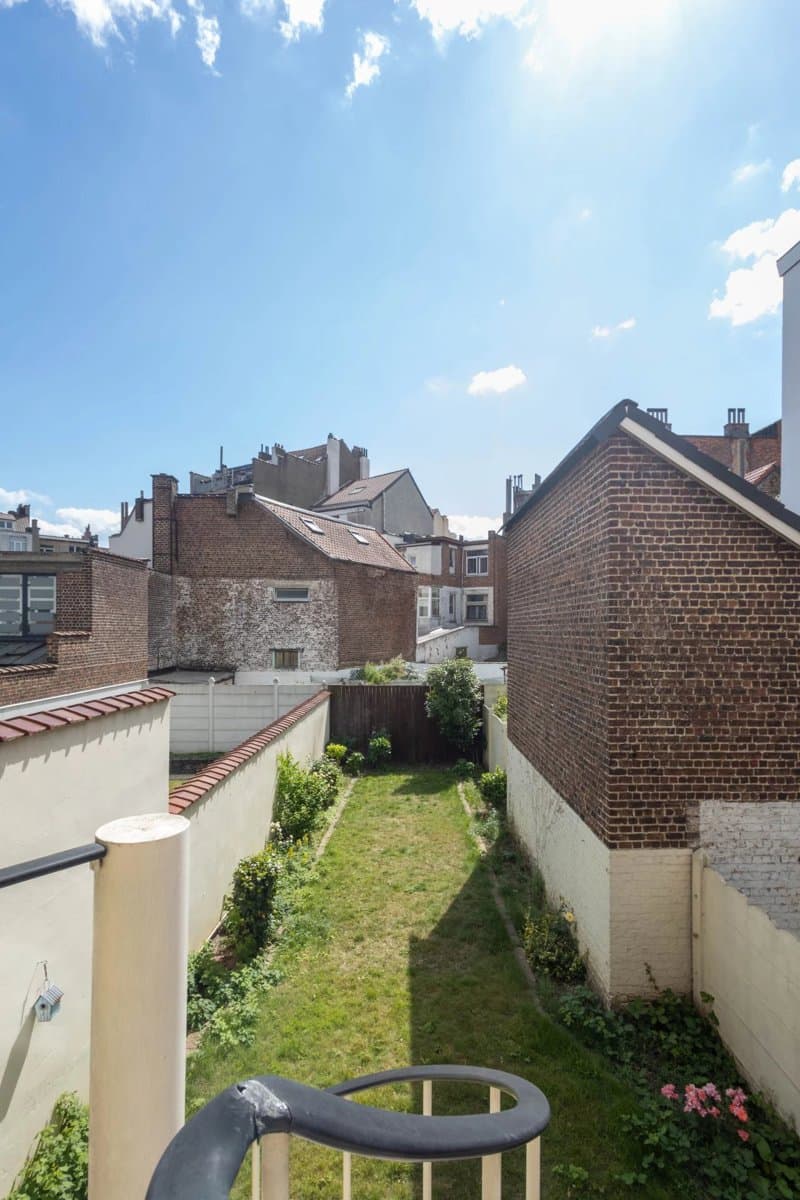 Maison bel-étage avec jardin (15)