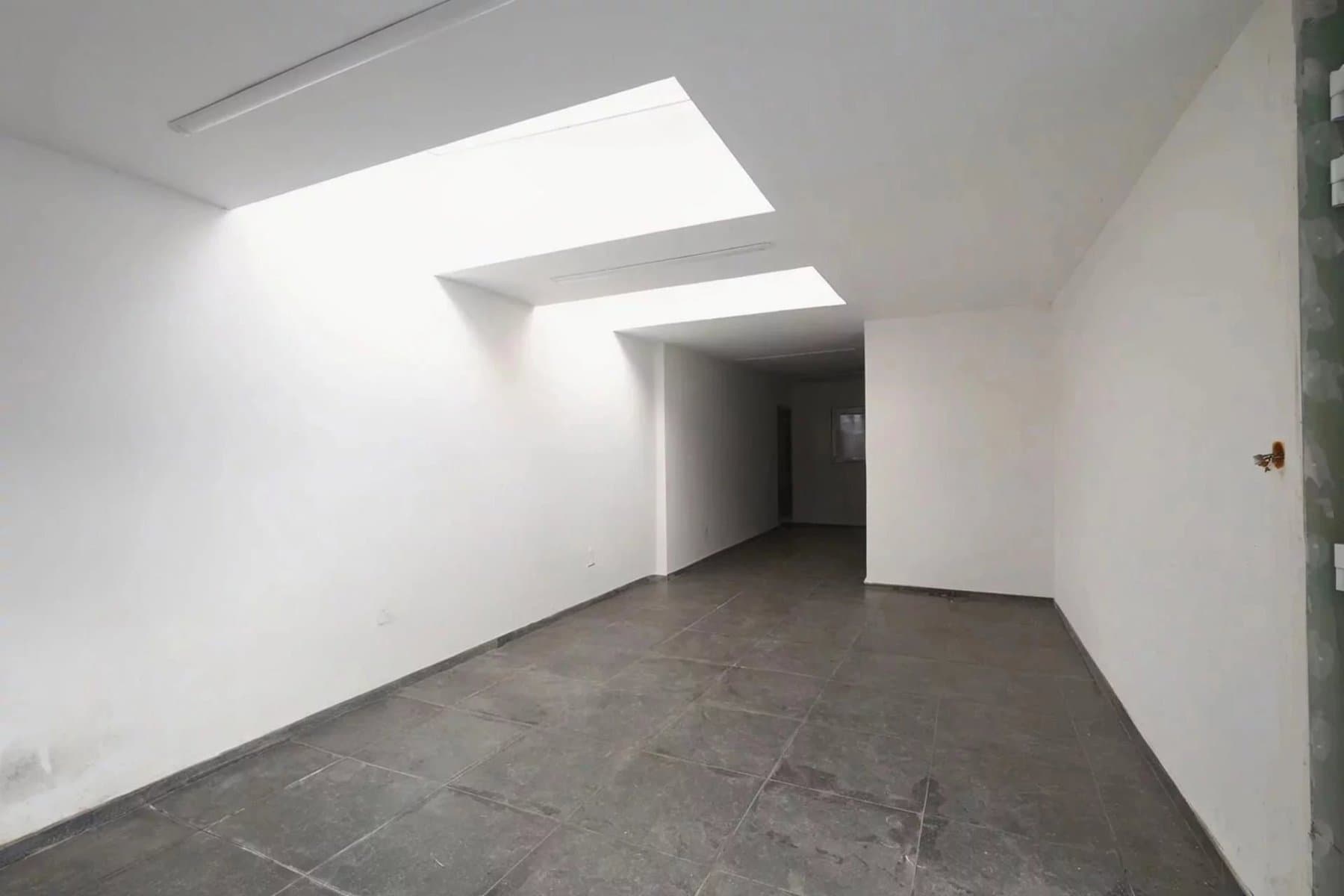 Opportunité mixte : Entrepôt de 510 m² + Maison 4 chambres avec cour (23)