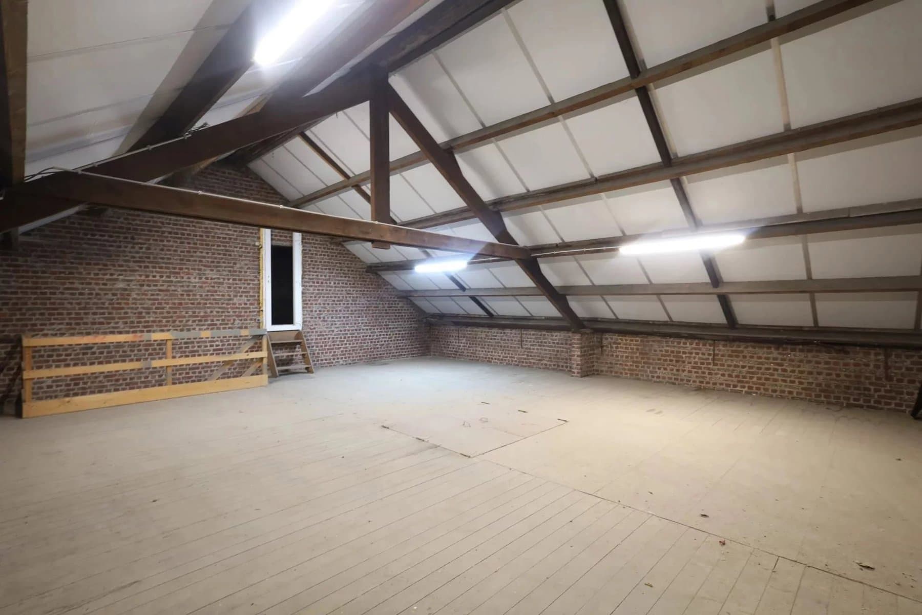 Opportunité mixte : Entrepôt de 510 m² + Maison 4 chambres avec cour (26)