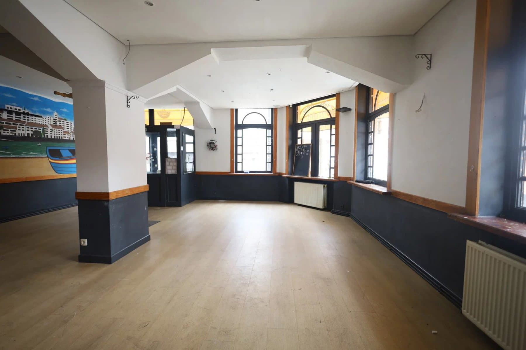 Restaurant / commerce en coin de rue (8)
