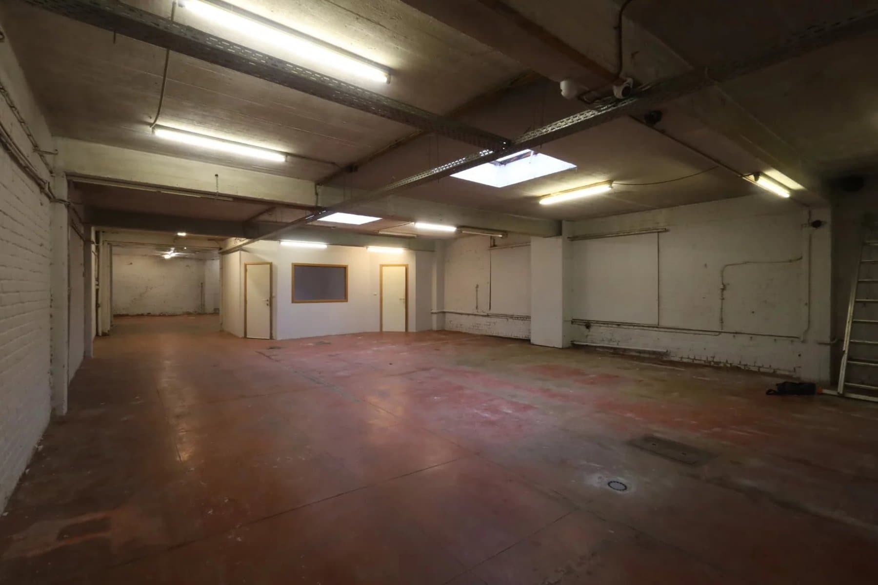 ENTREPÔT / ATELIER DE ± 310 m² À ANDERLECHT (1)