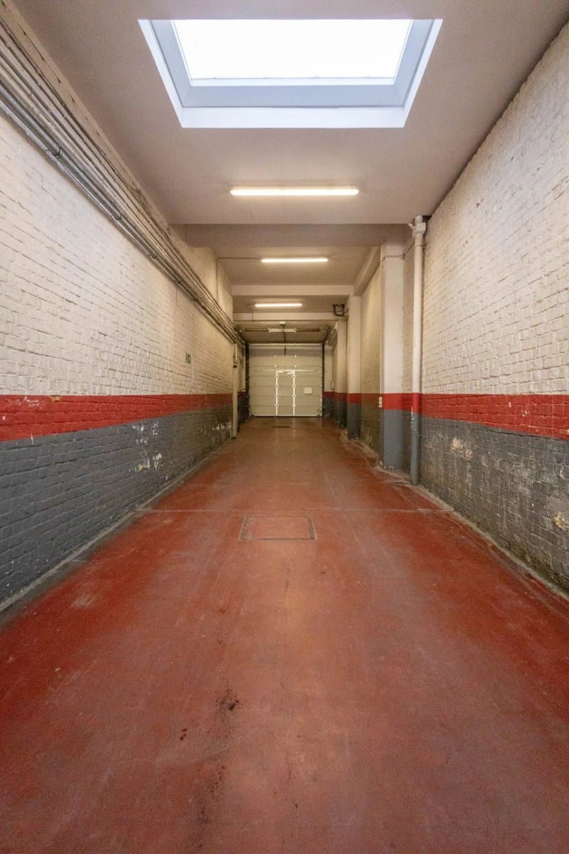 Incroyable entrepôt de 1.455 m² avec une hauteur de 4 mètres (23)