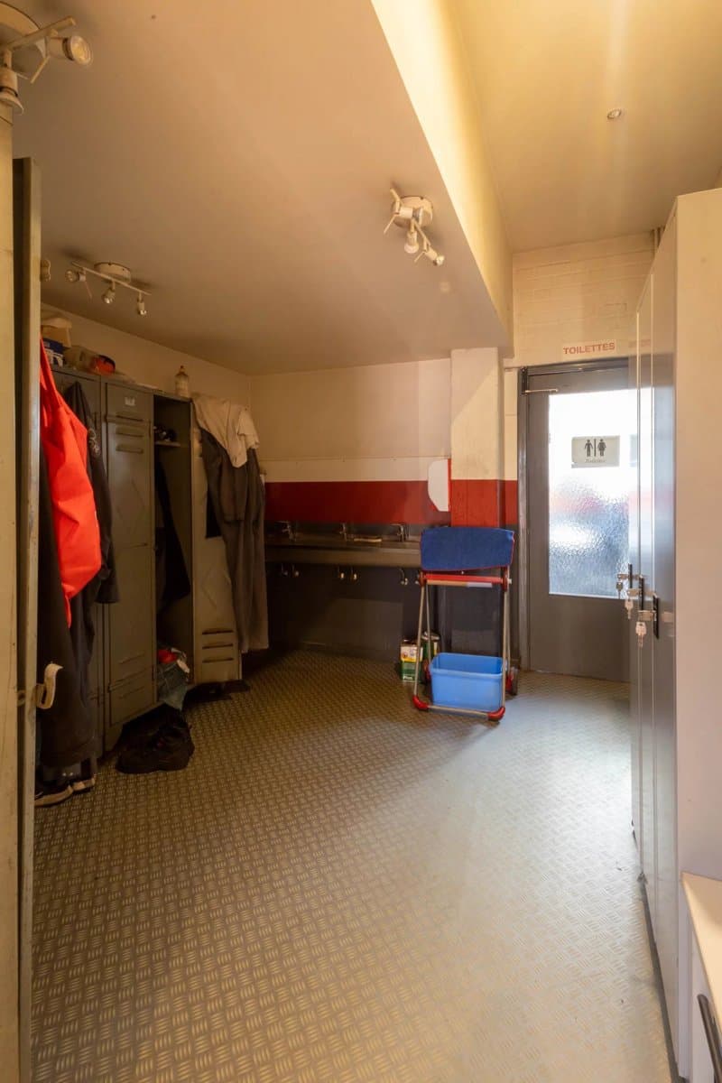 Incroyable entrepôt de 1.455 m² avec une hauteur de 4 mètres (20)