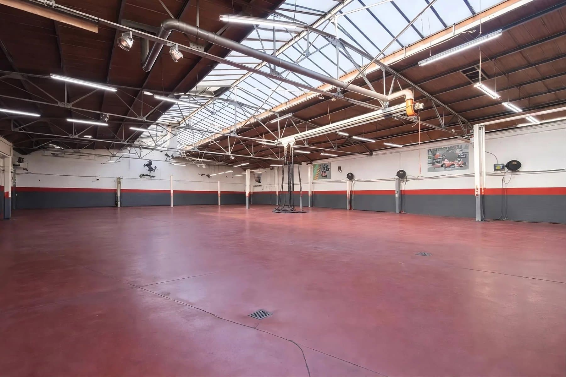 Incroyable entrepôt de 1.455 m² avec une hauteur au plafond de 4 mètres (4)